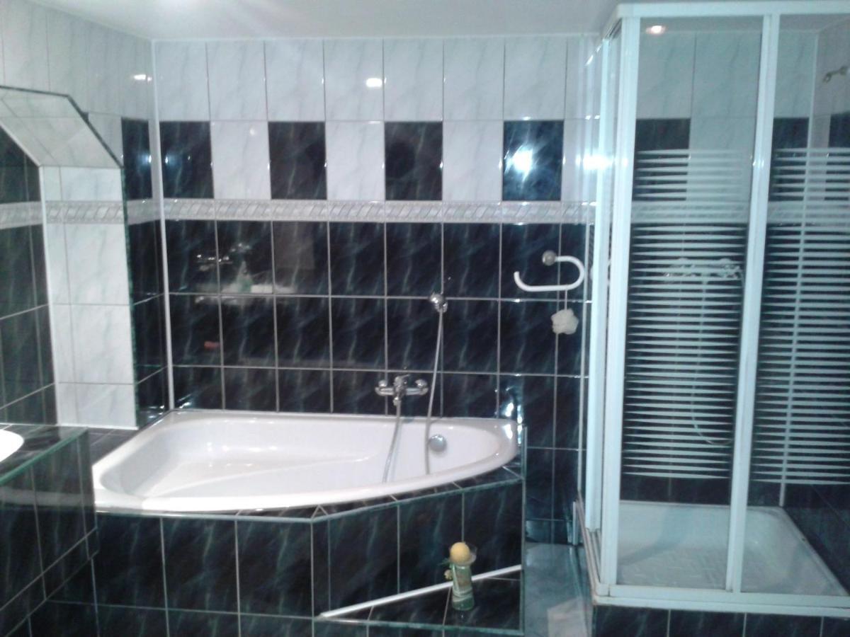 Spacious Holiday Home In Stara Kamienica With Pond エクステリア 写真